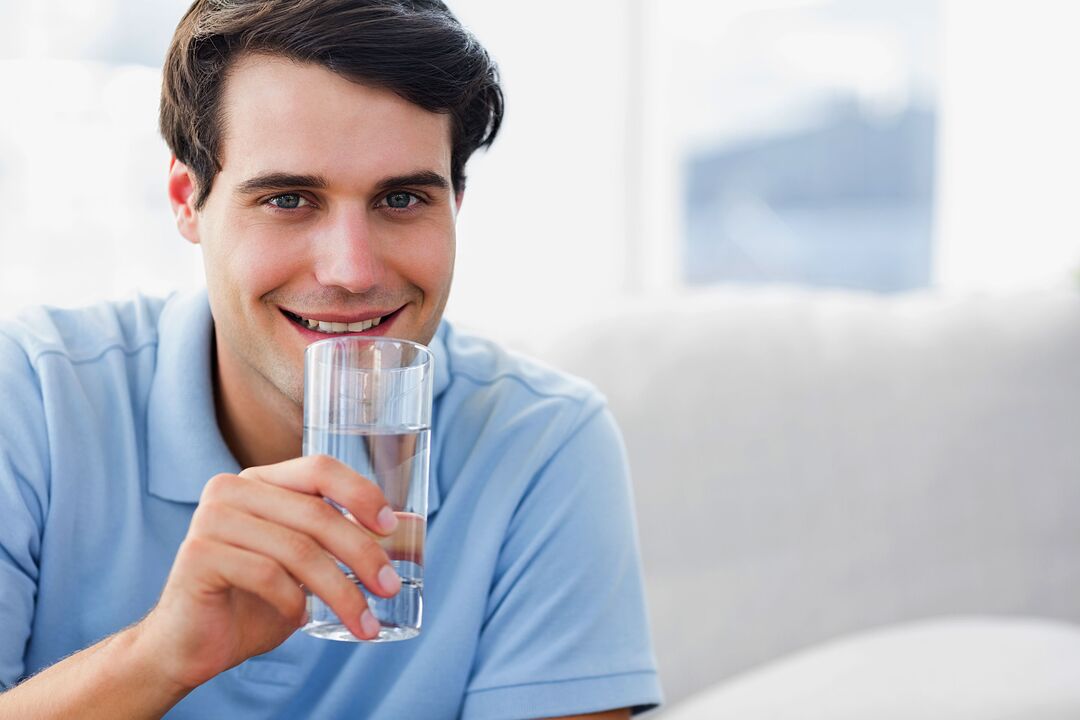 Een man met prostatitis drinkt Prostamin-capsules