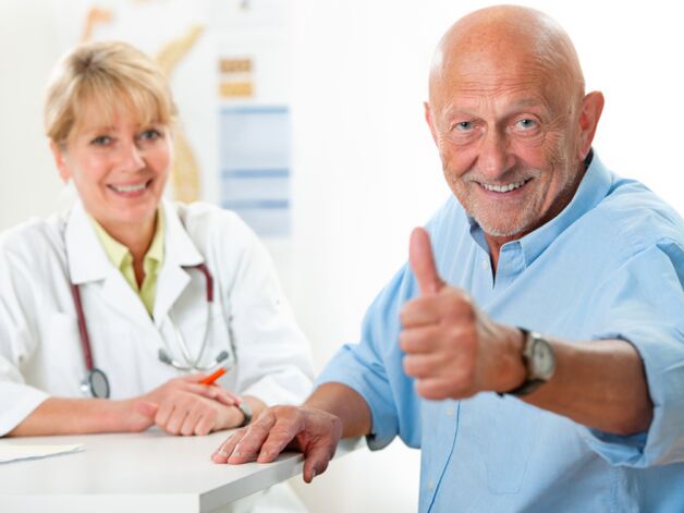 een man is tevreden met de benoeming van pillen voor prostatitis