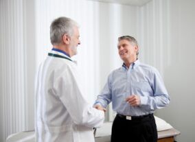 arts en tevreden patiënt genezen prostatitis