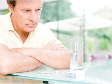 Een oudere man wordt behandeld voor prostatitis